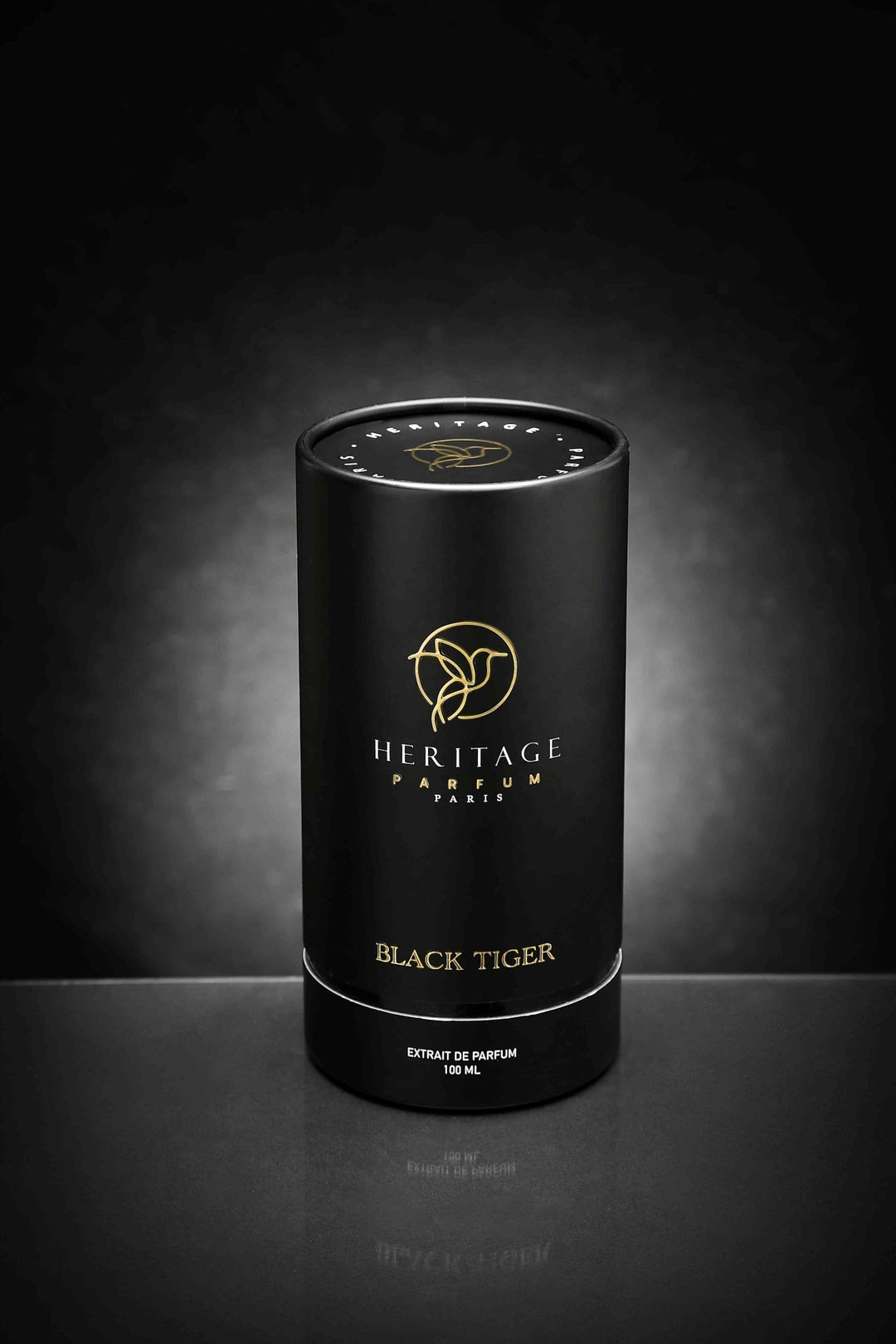 Boîte noire élégante du parfum 'Black Tiger' de Heritage Parfum Paris, symbolisant le luxe et le mystère. Conçue pour les amateurs de parfums sophistiqués, cette boîte est aussi séduisante que le parfum qu'elle contient.