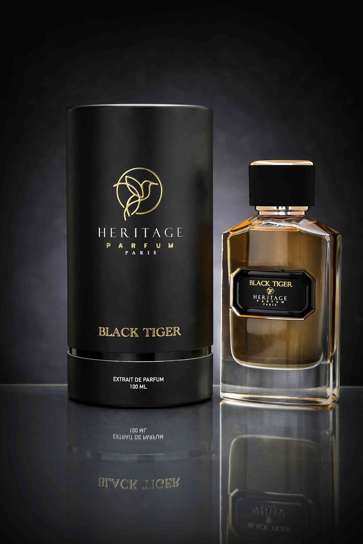 Présentation de 'Black Tiger' de Heritage Parfum Paris, montrant la bouteille de parfum luxueuse à côté de sa boîte noire chic. Ce parfum unisexe est idéal pour ceux qui désirent exprimer leur force et leur élégance à travers un parfum exclusif.