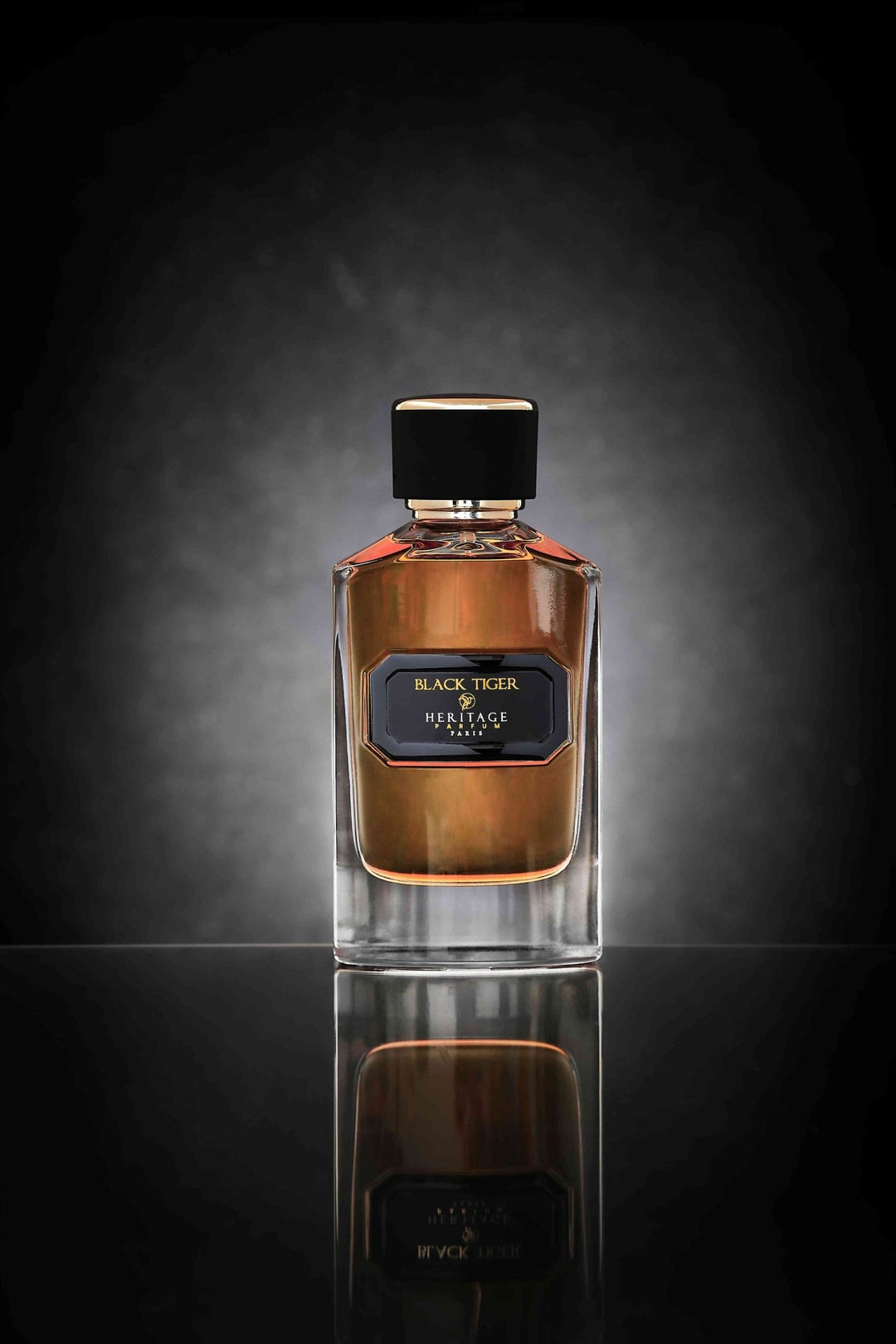 Découvrez 'Black Tiger' de Heritage Parfum Paris, un parfum captivant pour hommes et femmes. Cette image présente la bouteille élégante, reflétant les nuances sombres et mystérieuses du parfum, parfait pour ceux qui cherchent une fragrance audacieuse et envoûtante.