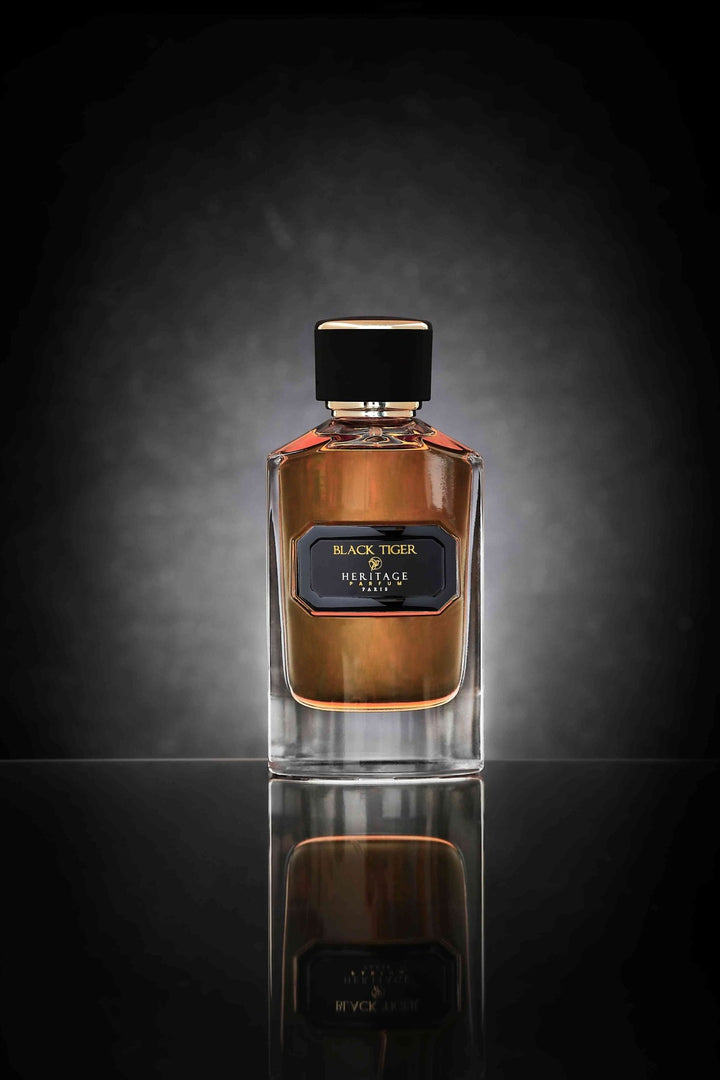 Découvrez 'Black Tiger' de Heritage Parfum Paris, un parfum captivant pour hommes et femmes. Cette image présente la bouteille élégante, reflétant les nuances sombres et mystérieuses du parfum, parfait pour ceux qui cherchent une fragrance audacieuse et envoûtante.