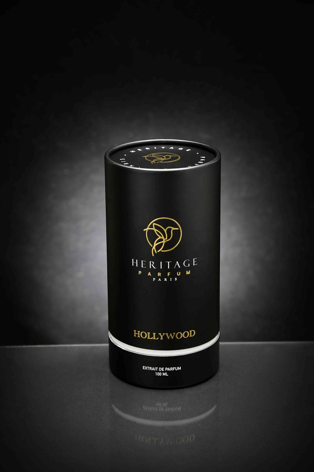 Emballage noir élégant du parfum Hollywood de Héritage Parfum Paris, avec accents dorés et le logo de la marque, reflétant le raffinement et l'élégance française. Parfait pour un cadeau sophistiqué.