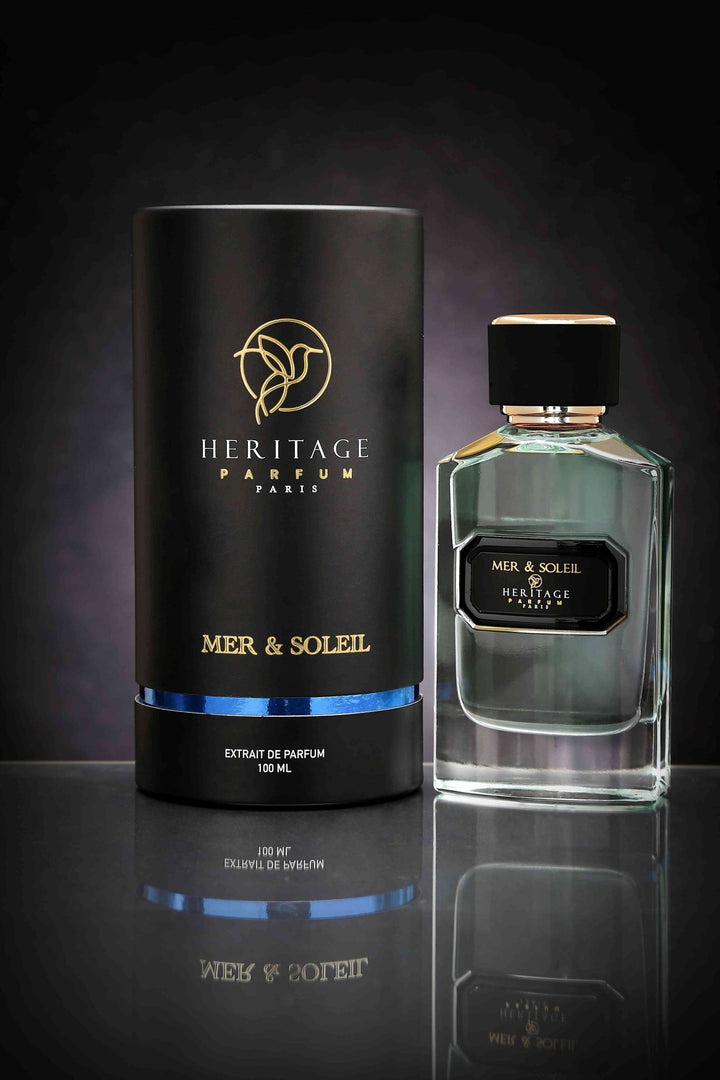 Heritage Parfum Paris présente 'Mer et Soleil', un parfum capturant l'essence de la mer et du soleil méditerranéens, disponible pour hommes et femmes. Cette image met en avant à la fois l'emballage élégant et la bouteille de parfum raffinée, reflétant la haute qualité et le luxe de la parfumerie européenne.