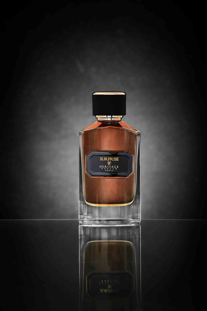 Bouteille de parfum 'Surprise' de Heritage Parfum Paris, capturant l'essence du mystère et de l'exclusivité. Ce parfum mixte est idéal pour ceux qui cherchent à séduire et surprendre, disponible uniquement chez la meilleure boutique en ligne de parfum en Europe.