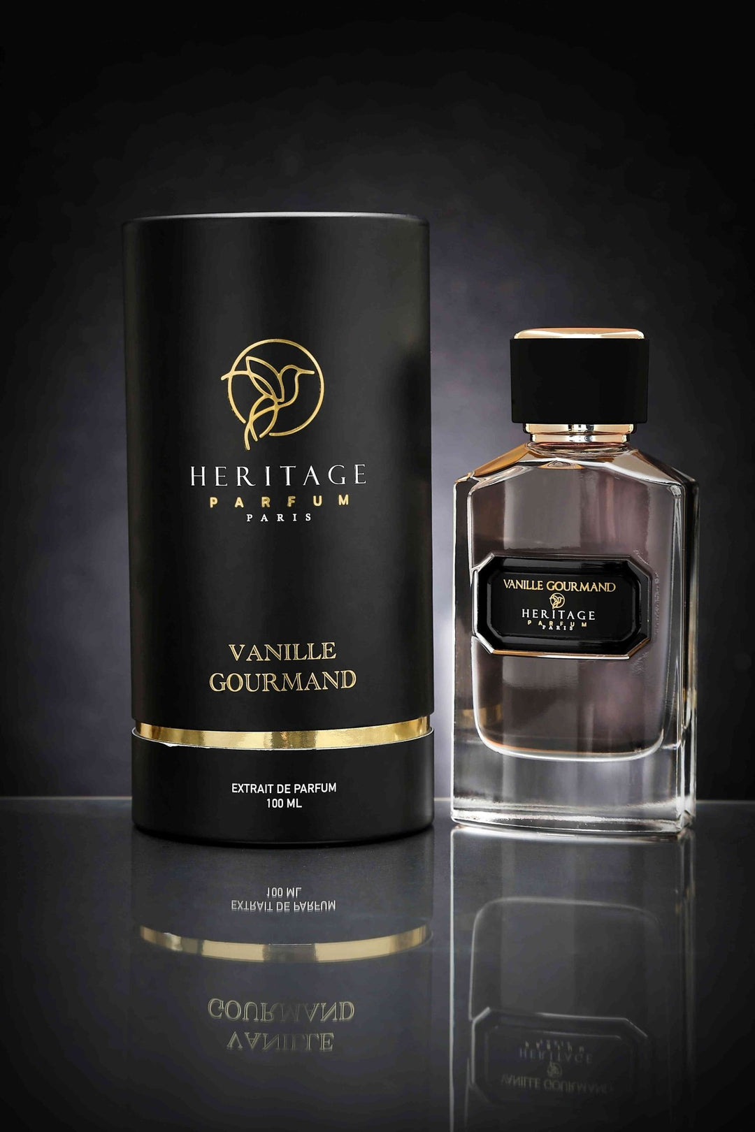 Présentation exquise du parfum 'Vanille Gourmand' de Heritage Parfum Paris, incluant la boîte noire élégante et la bouteille en verre transparent. Ce parfum pour hommes et femmes est l'incarnation de la sophistication et de la gourmandise, offert par la meilleure boutique en ligne de parfum en Europe.