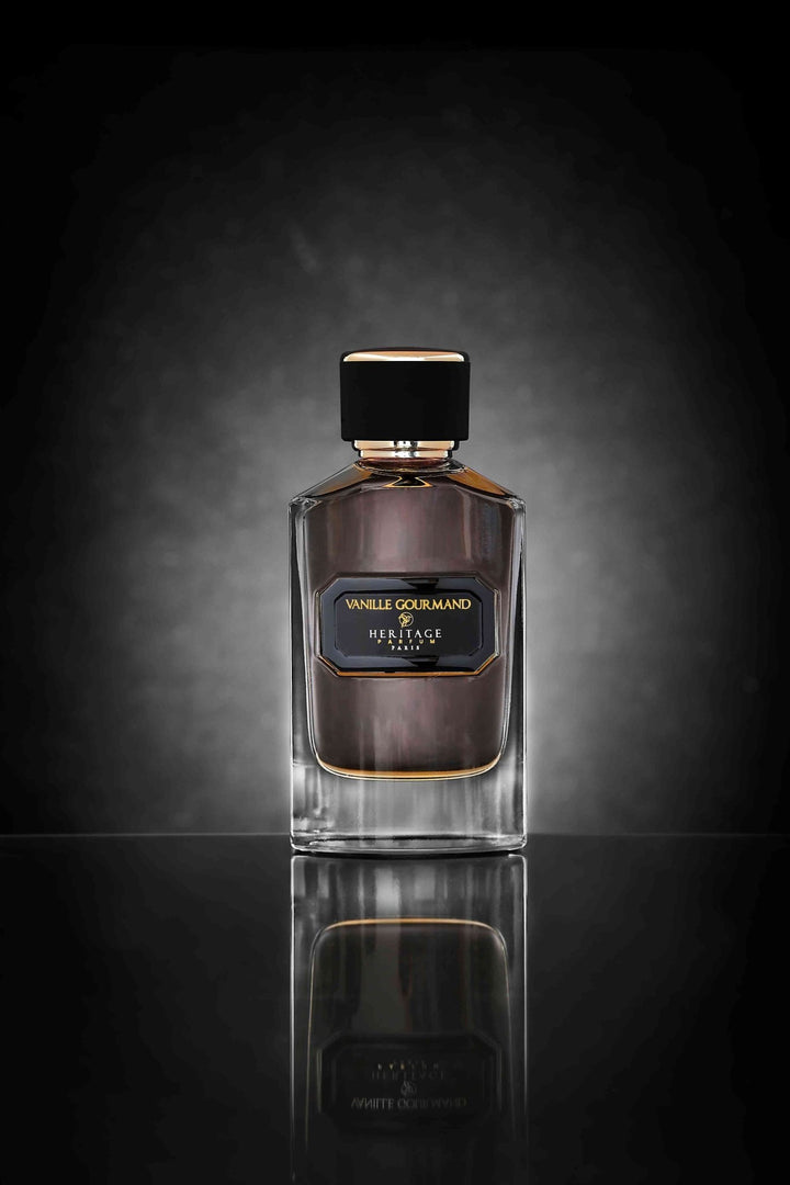 Détail de la bouteille de parfum 'Vanille Gourmand' de Heritage Parfum Paris, parfaite pour hommes et femmes. La bouteille sophistiquée révèle un parfum riche en vanille qui séduit et enchante, disponible exclusivement chez la meilleure boutique en ligne de parfum en Europe.